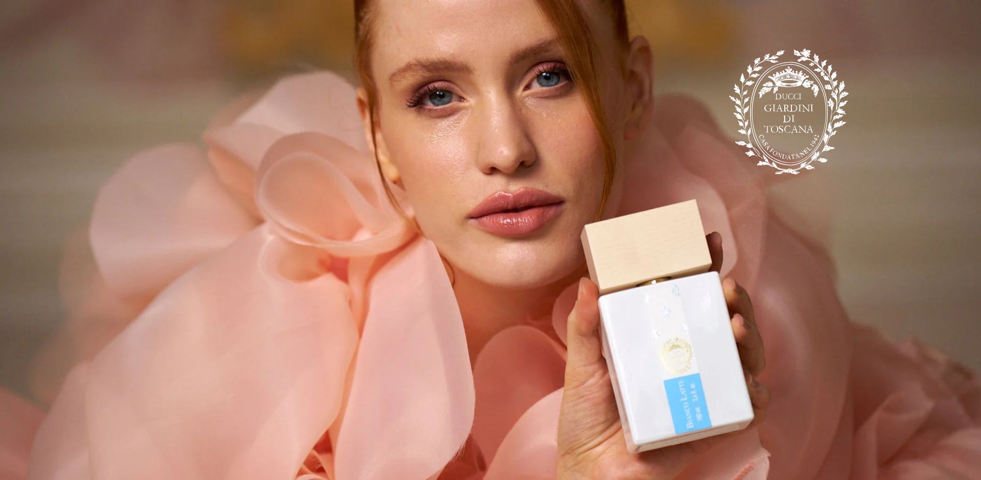 modella che ha in mano u profumo femminile: ambito gestione e-commerce profumerie