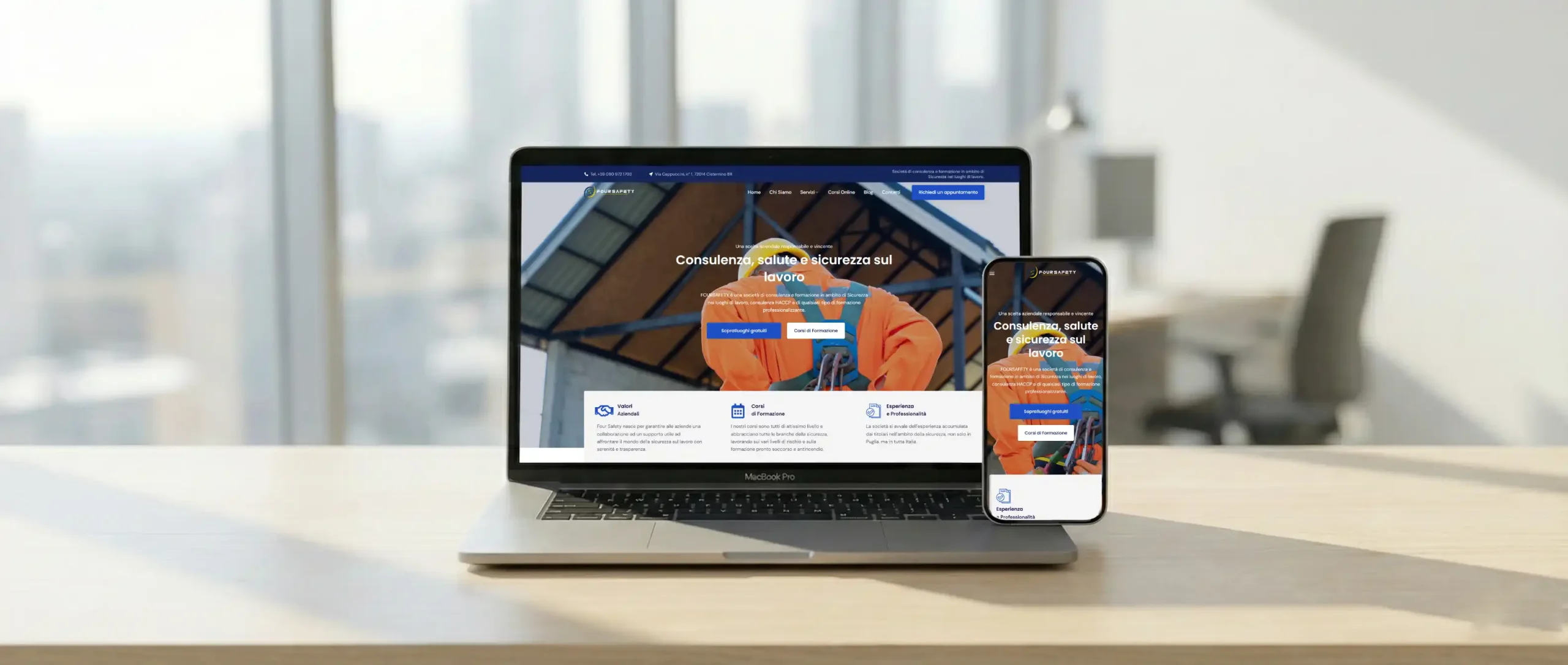 Mockup del sito web FOURSAFETY visualizzato su un MacBook Pro e un iPhone. I dispositivi sono posizionati su una scrivania di legno chiaro in un ufficio luminoso, con entrambi gli schermi che mostrano la homepage del sito, che promuove la consulenza e la formazione sulla sicurezza sul lavoro.