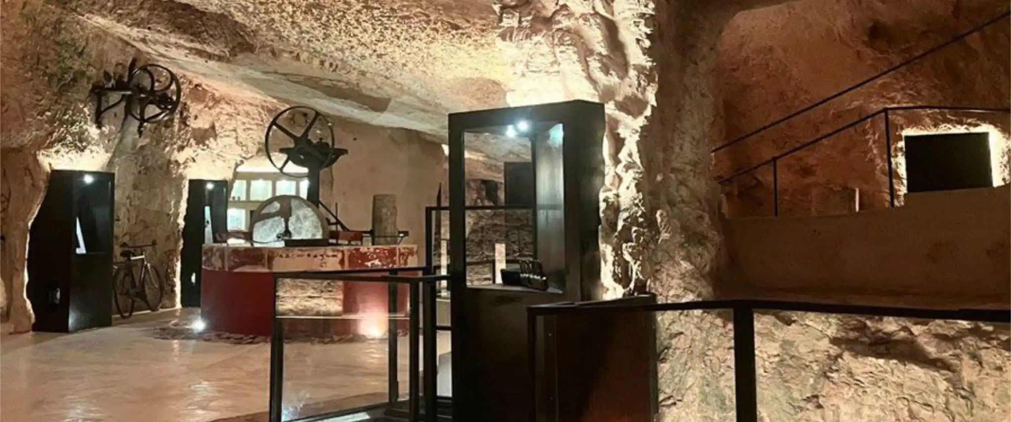 Interno del museo nel Frantoio Rosso Ipogeo con macchinari e teche espositive