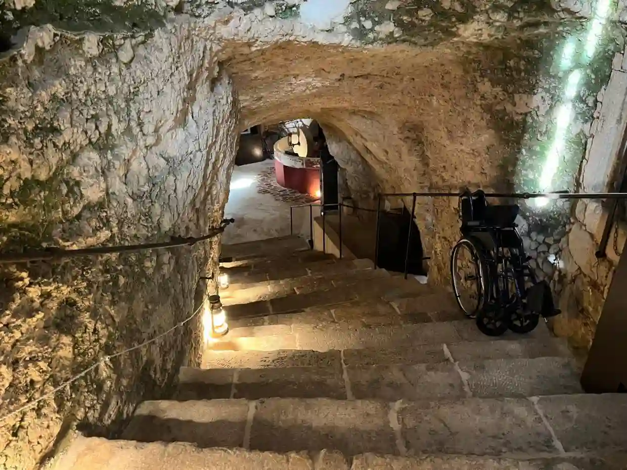 Ingresso Storico al Frantoio Rosso Ipogeo: La Scalinata
