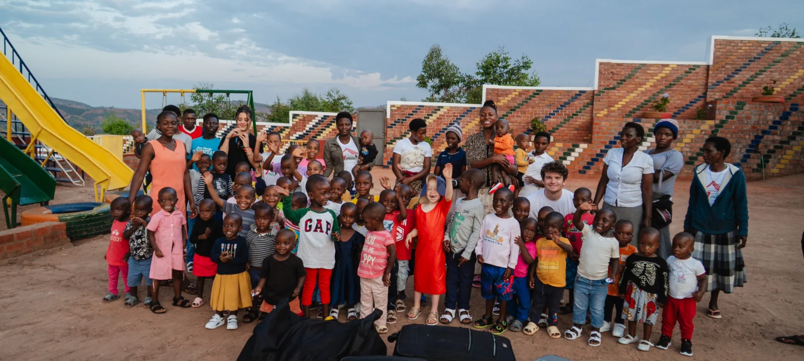 Gruppo di bambini e volontari del progetto Nice Hope House raccontato dal sito 4inzu.it